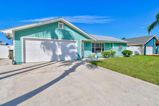 Attached, Exterior, Facade, Ranch