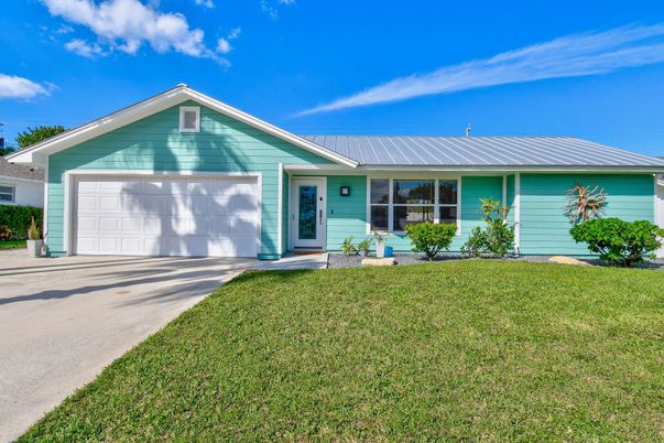 Attached, Exterior, Facade, Ranch
