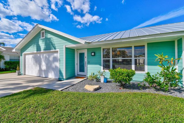 Attached, Exterior, Facade, Ranch