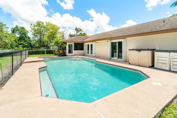 Exterior, Hot Tub, Pool