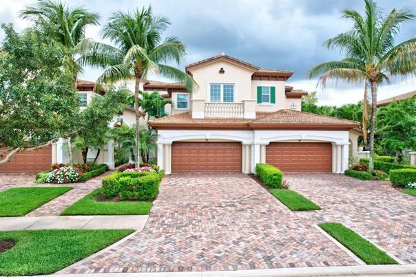 Attached, Exterior, Facade, Mediterranean