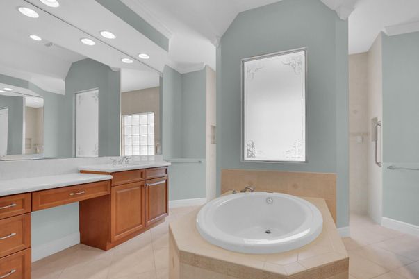 Bathroom, Dual Sink Vanities, Interior, Recessed Lighting