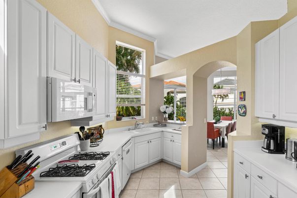 Chandelier, Dining room, Interior, Kitchen
