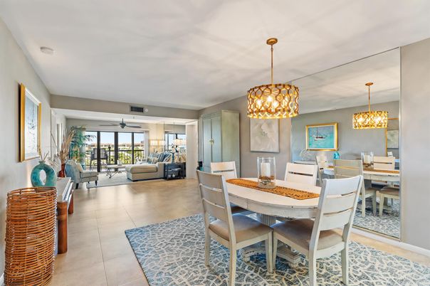 Chandelier, Dining room, Interior, Living room, Pendant Lights