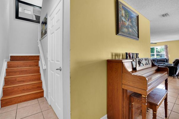 Interior, Piano