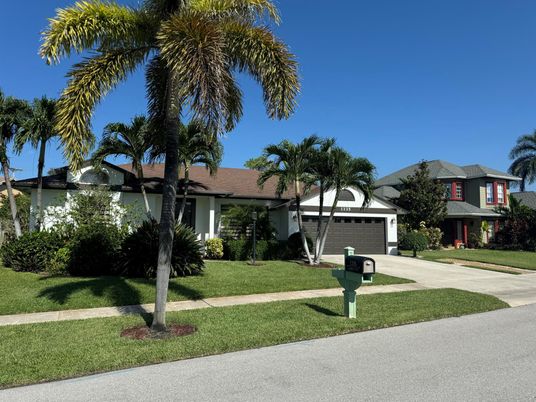 Attached, Exterior, Facade, Ranch