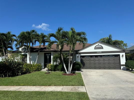 Attached, Exterior, Facade, Ranch