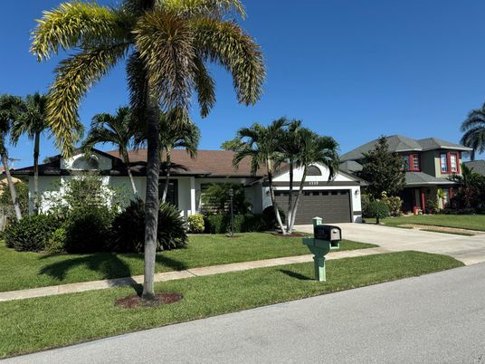 Attached, Exterior, Facade, Ranch