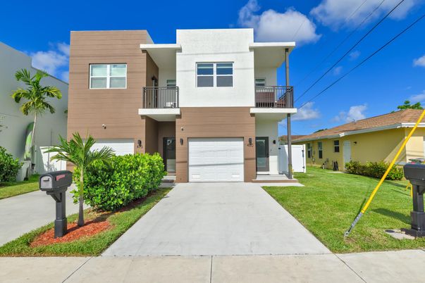 Attached, Exterior, Facade, Modern