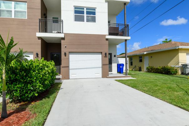 Attached, Backyard, Exterior, Facade, Modern