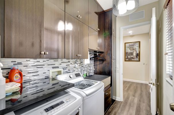 Interior, Recessed Lighting, Washer, Wood Texture Flooring