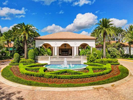 Exterior, Facade, Pool, Mediterranean