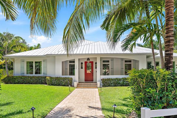 Exterior, Facade, Ranch