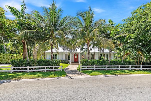 Exterior, Facade, Ranch