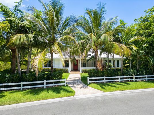 Exterior, Facade, Ranch