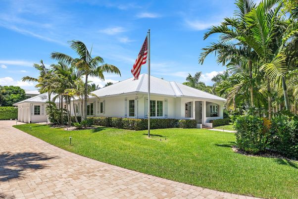 Backyard, Exterior, Facade, Ranch