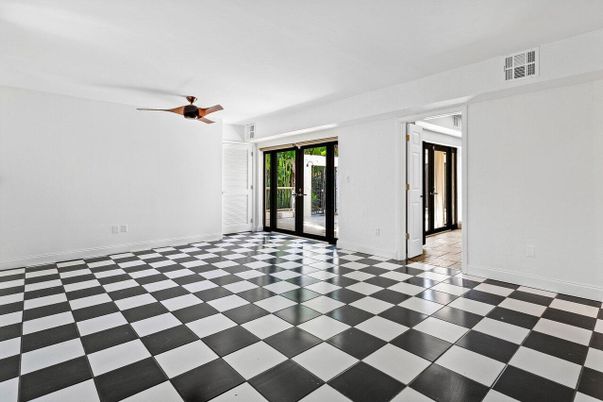 Empty room, Interior