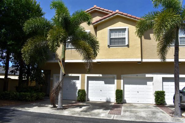 Attached, Exterior, Facade, Mediterranean