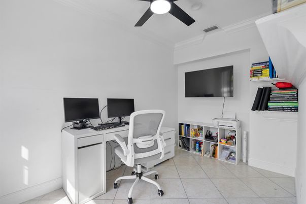 Home Office, Interior
