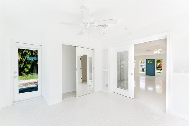 Empty room, Interior
