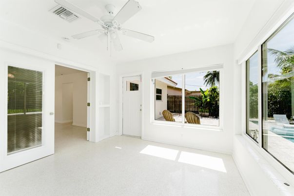 Empty room, Interior