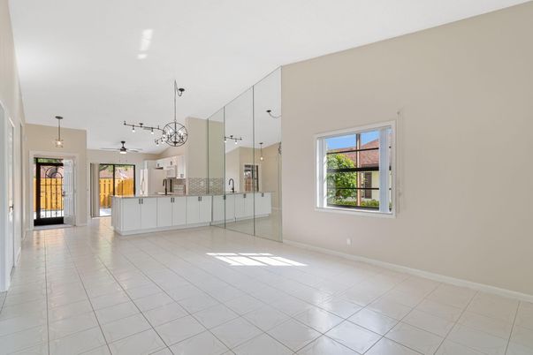 Empty room, Interior, Pendant Lights