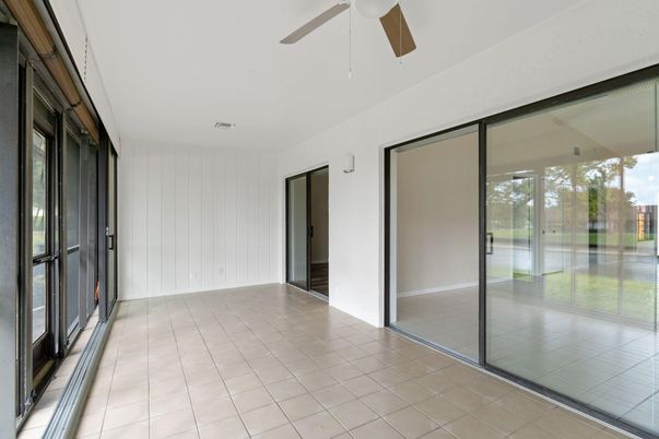 Empty room, Interior, Water