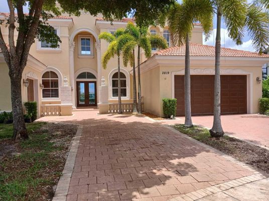 Attached, Exterior, Facade, Mediterranean