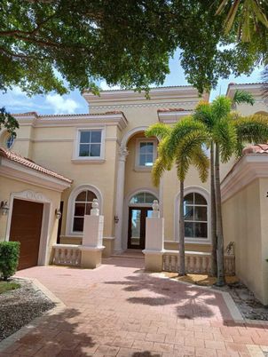 Attached, Exterior, Facade, Mediterranean