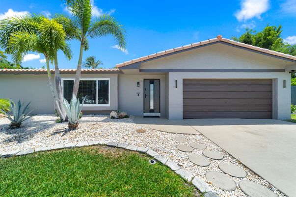 Attached, Exterior, Facade, Ranch