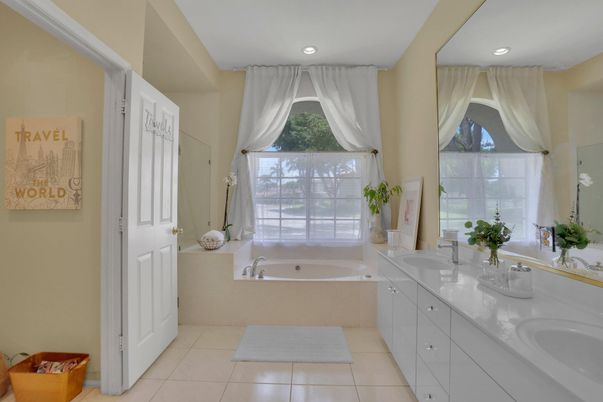 Bathroom, Dual Sink Vanities, Interior, Recessed Lighting