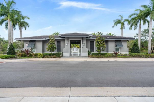 Exterior, Facade, Ranch