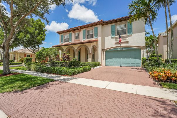 Attached, Exterior, Facade, Mediterranean