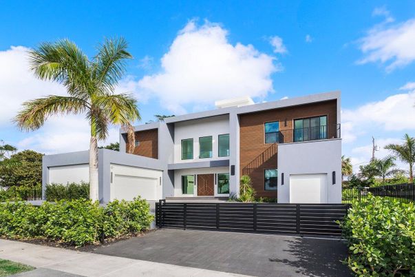 Attached, Exterior, Facade, Modern