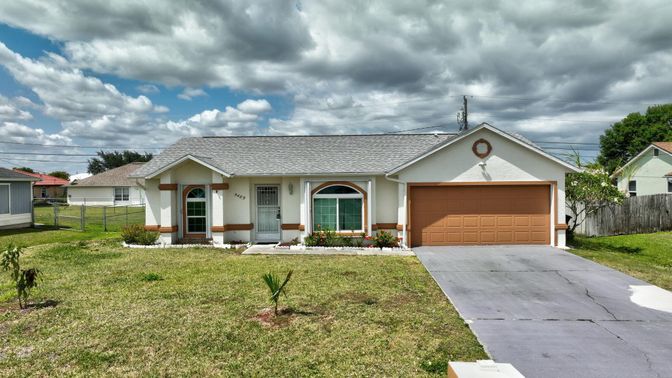 Attached, Exterior, Facade, Ranch