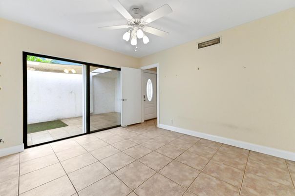 Empty room, Interior