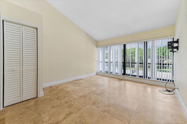 Empty room, Interior