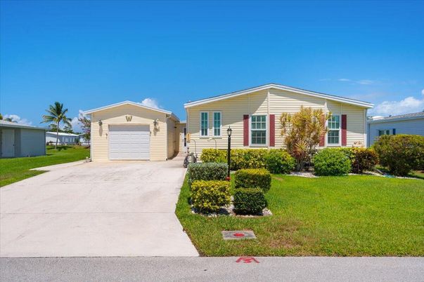 Attached, Exterior, Facade, Ranch
