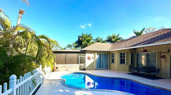 Exterior, Pool