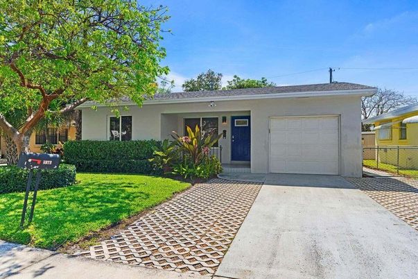 Attached, Exterior, Facade, Ranch