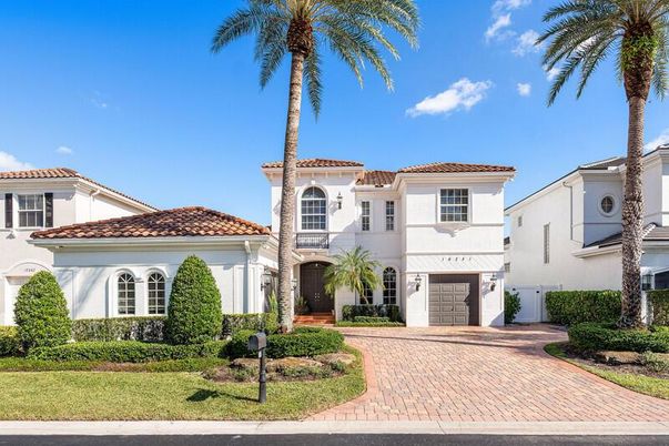 Attached, Exterior, Facade, Mediterranean