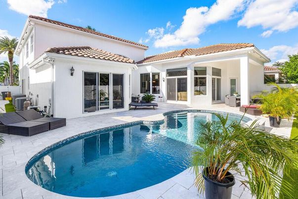 Exterior, Pool