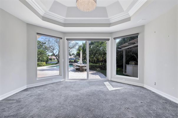 Empty room, Interior