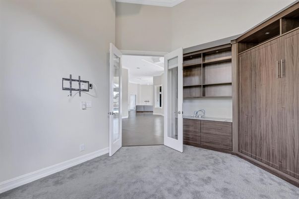 Empty room, Interior