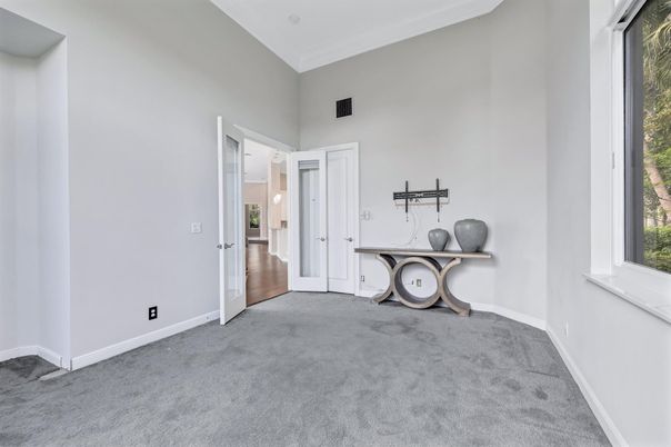 Empty room, Interior
