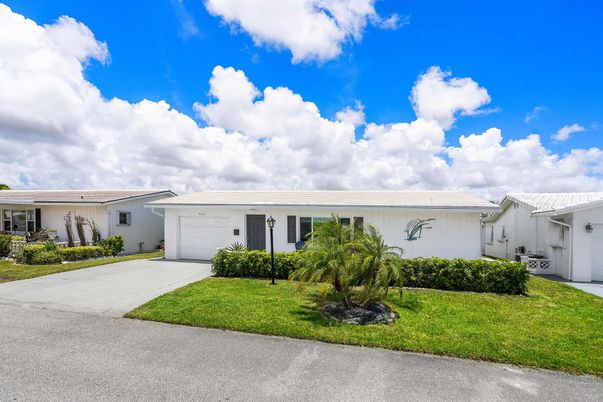 Attached, Exterior, Facade, Ranch