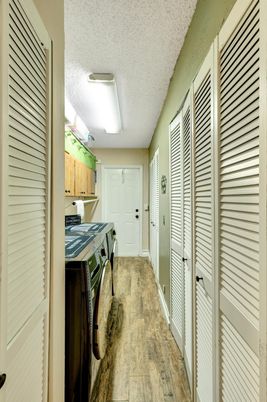 Interior, Washer, Wood Texture Flooring