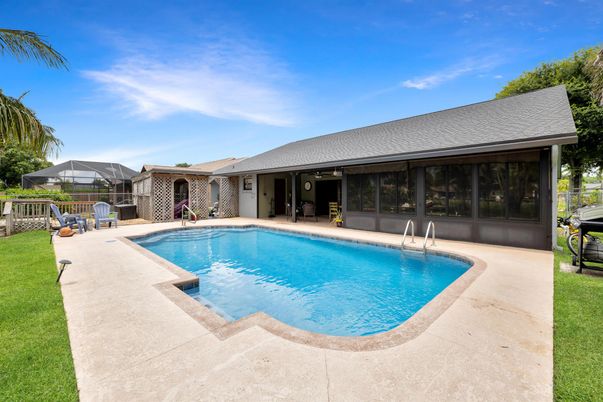 Exterior, Pool