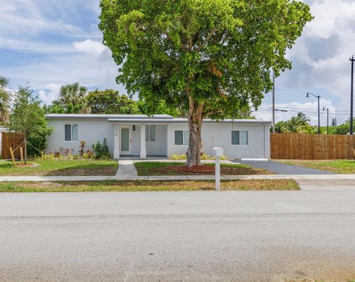 Exterior, Facade, Ranch