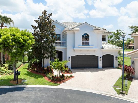 Attached, Exterior, Facade, Mediterranean
